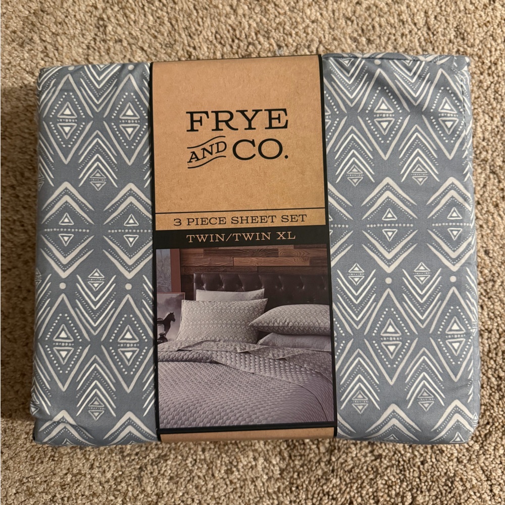 FRYE AND CO. Gray and White Aztec Print Twin/Twin XL Sheet Set